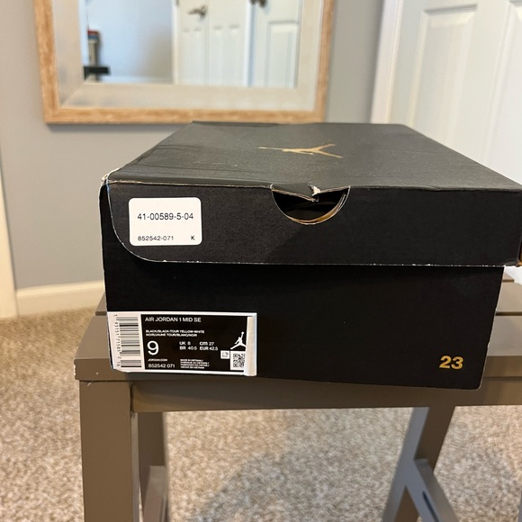AIR JORDAN 1 MID SE 'YELLOW TOE' - Picture 8 of 10